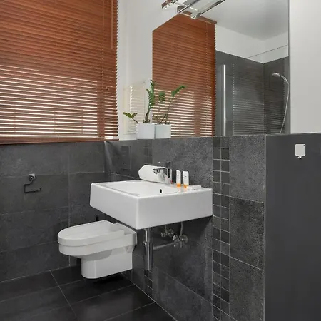60 M2 With Free Garage Near To The Centre By Renters * Poznan