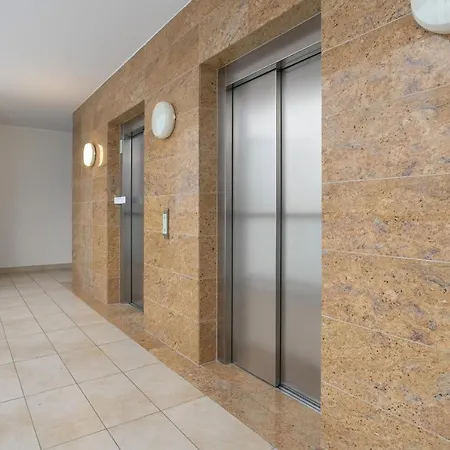 شقة 60 M2 With Free Garage Near To The Centre By Renters